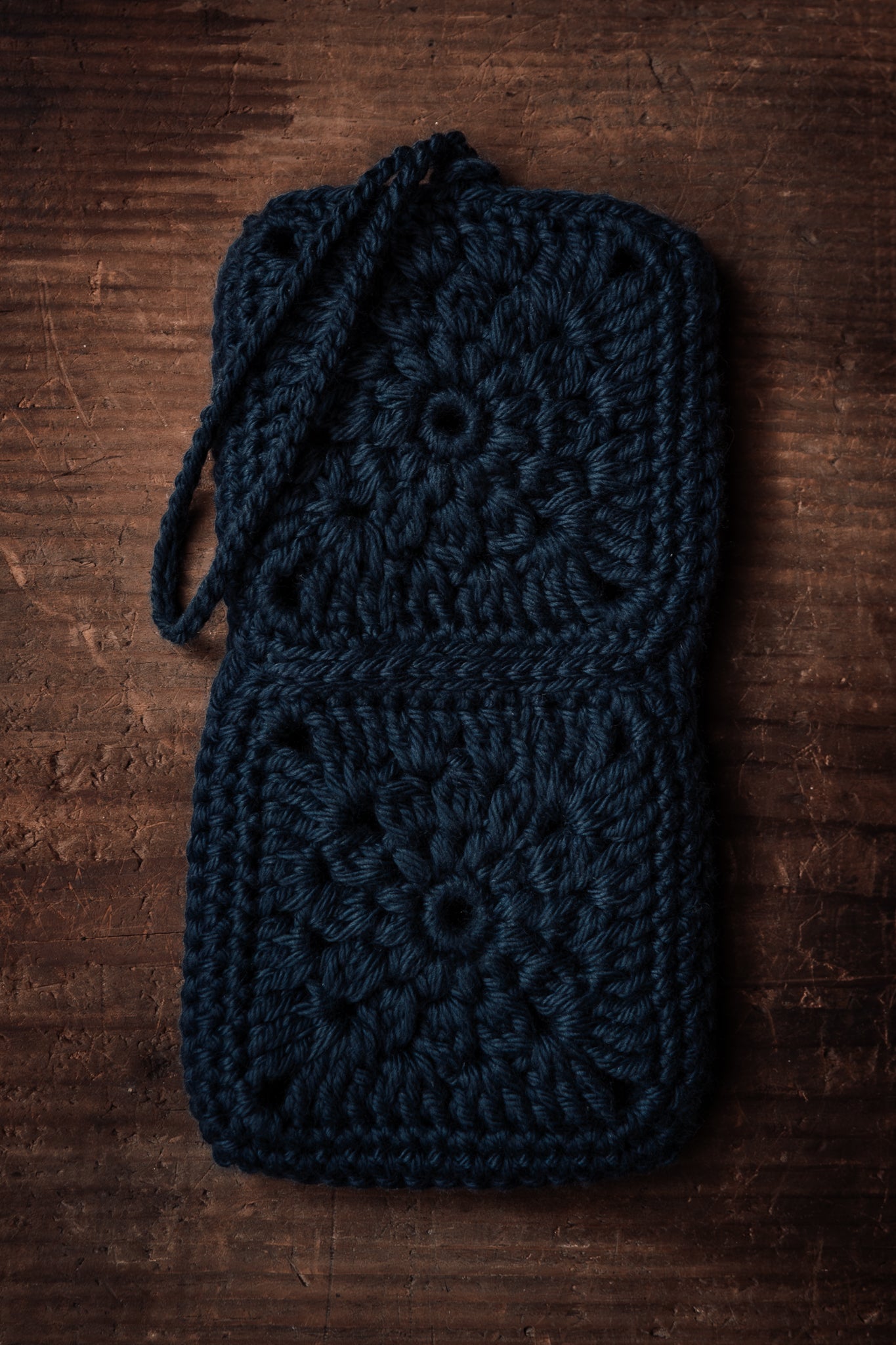 blue-crocheted-sunglasses-pouch
