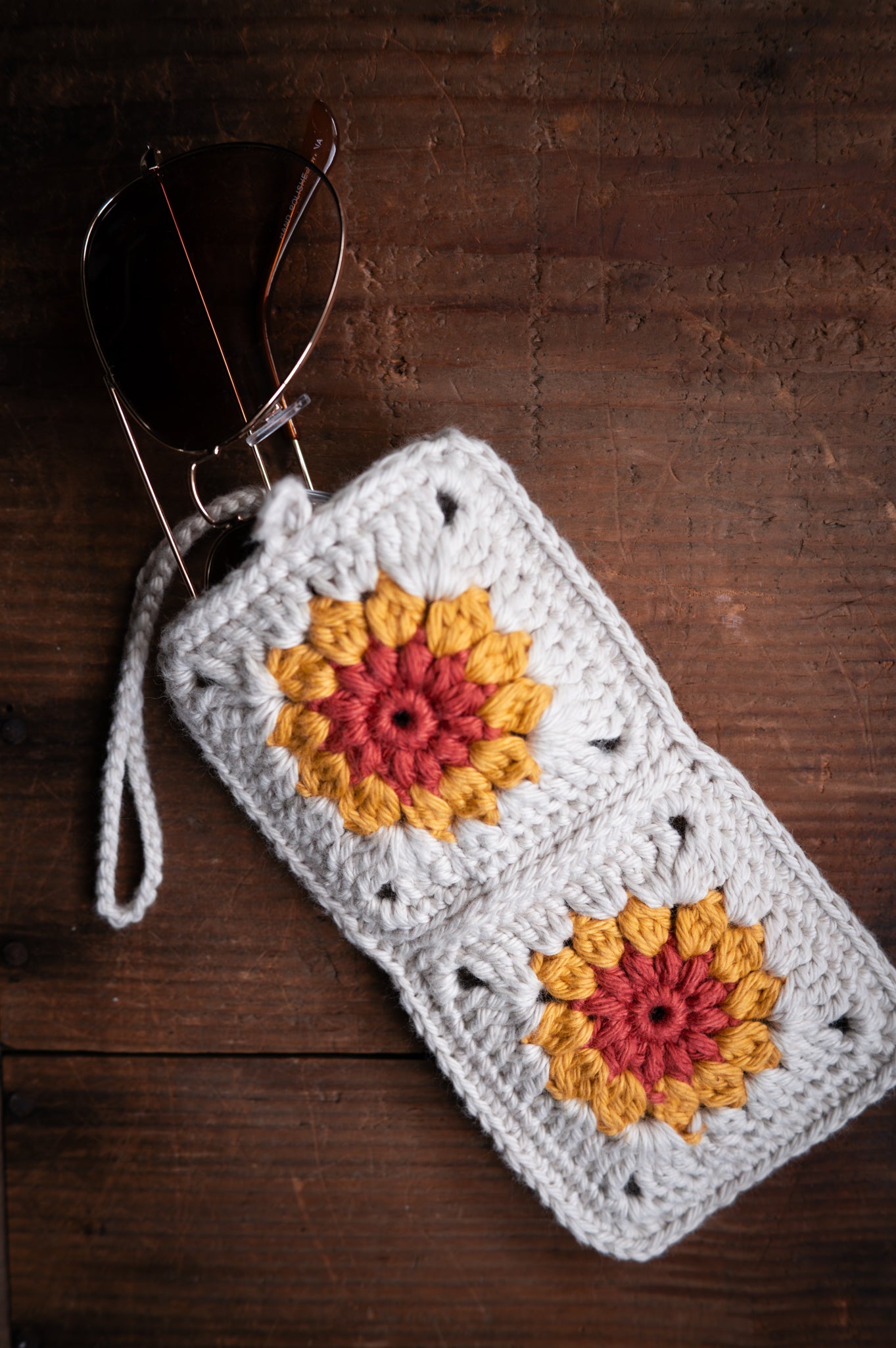 retro-flower-sunglasses-pouch
