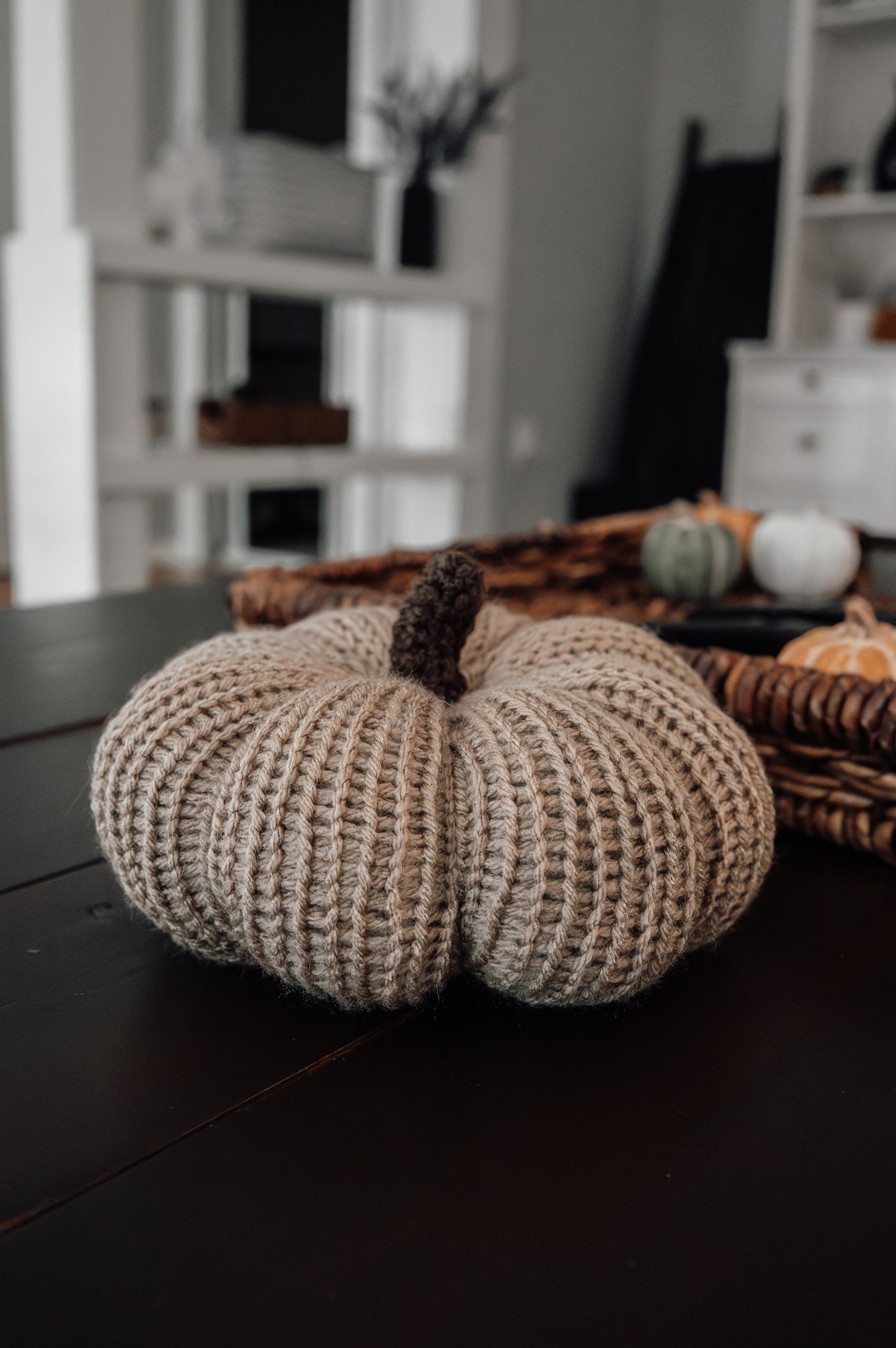 farmhouse-neutral-knit-pumpkin
