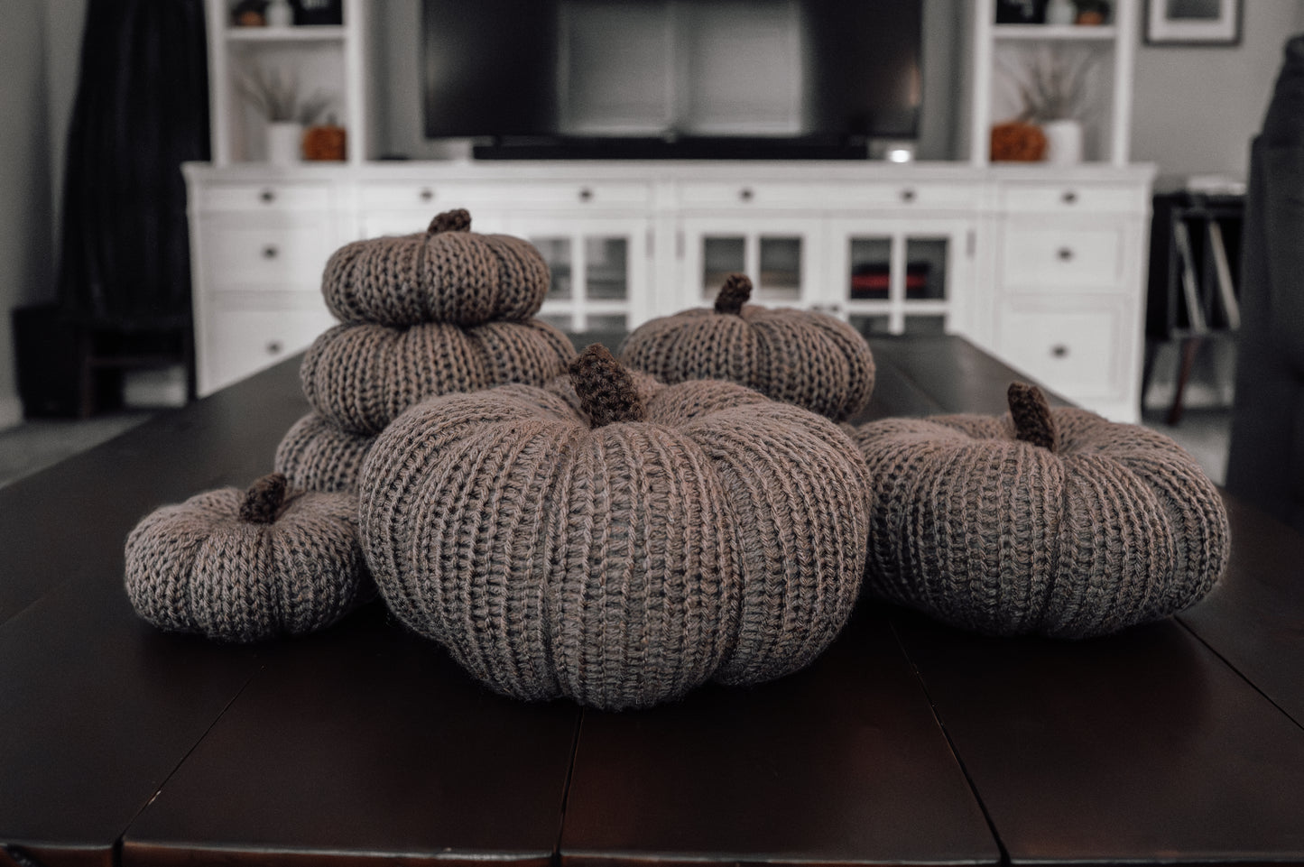 neutral-farmhouse-knit-pumpkins