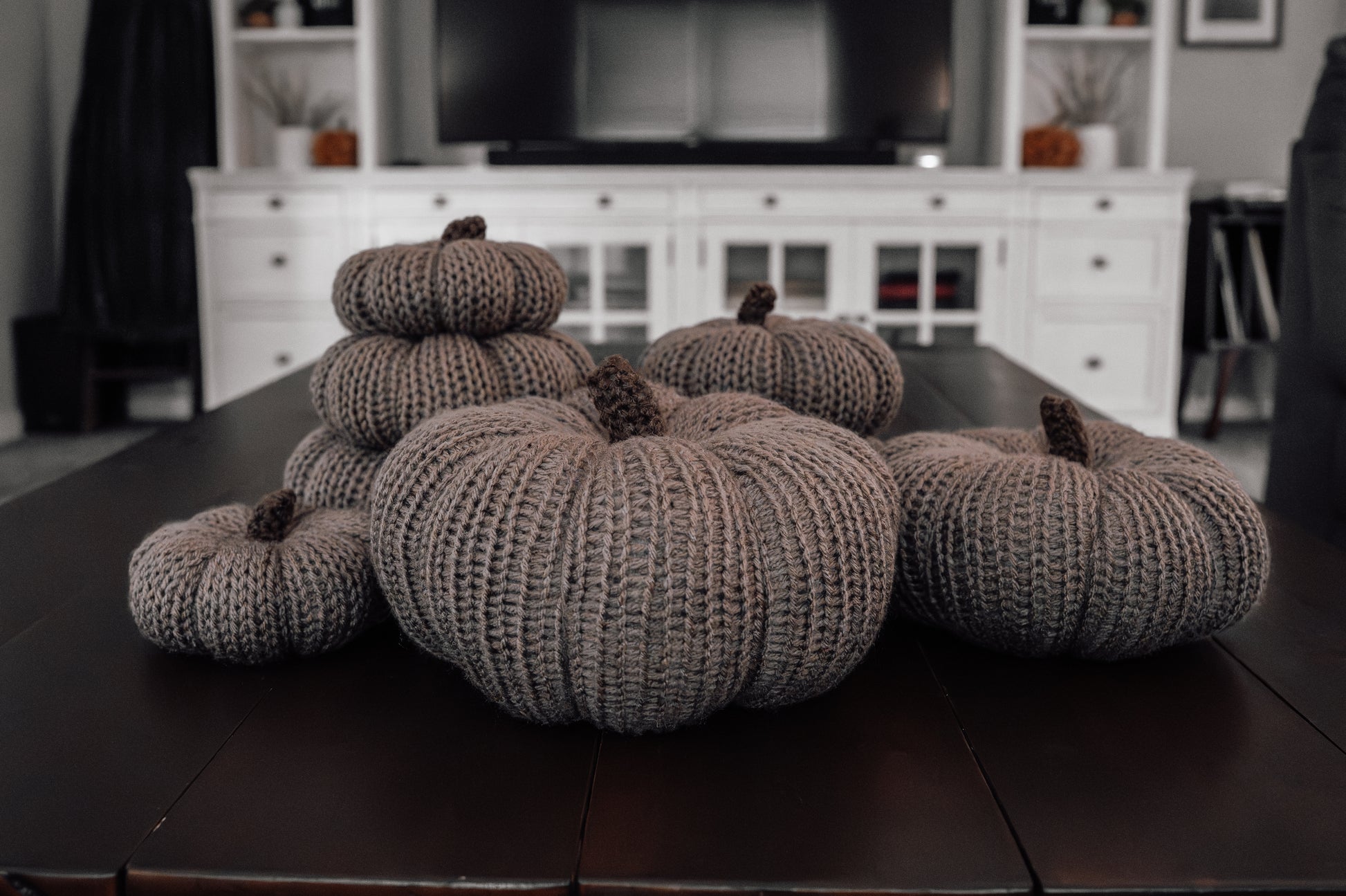 neutral-farmhouse-knit-pumpkins