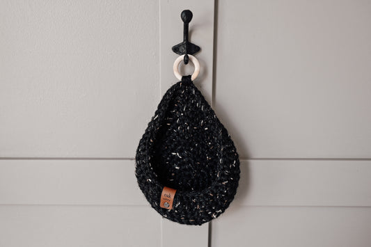 wall-hanging-crocheted-basket