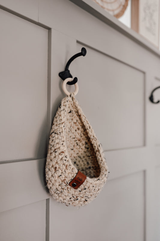 crocheted-wall-hanging-basket