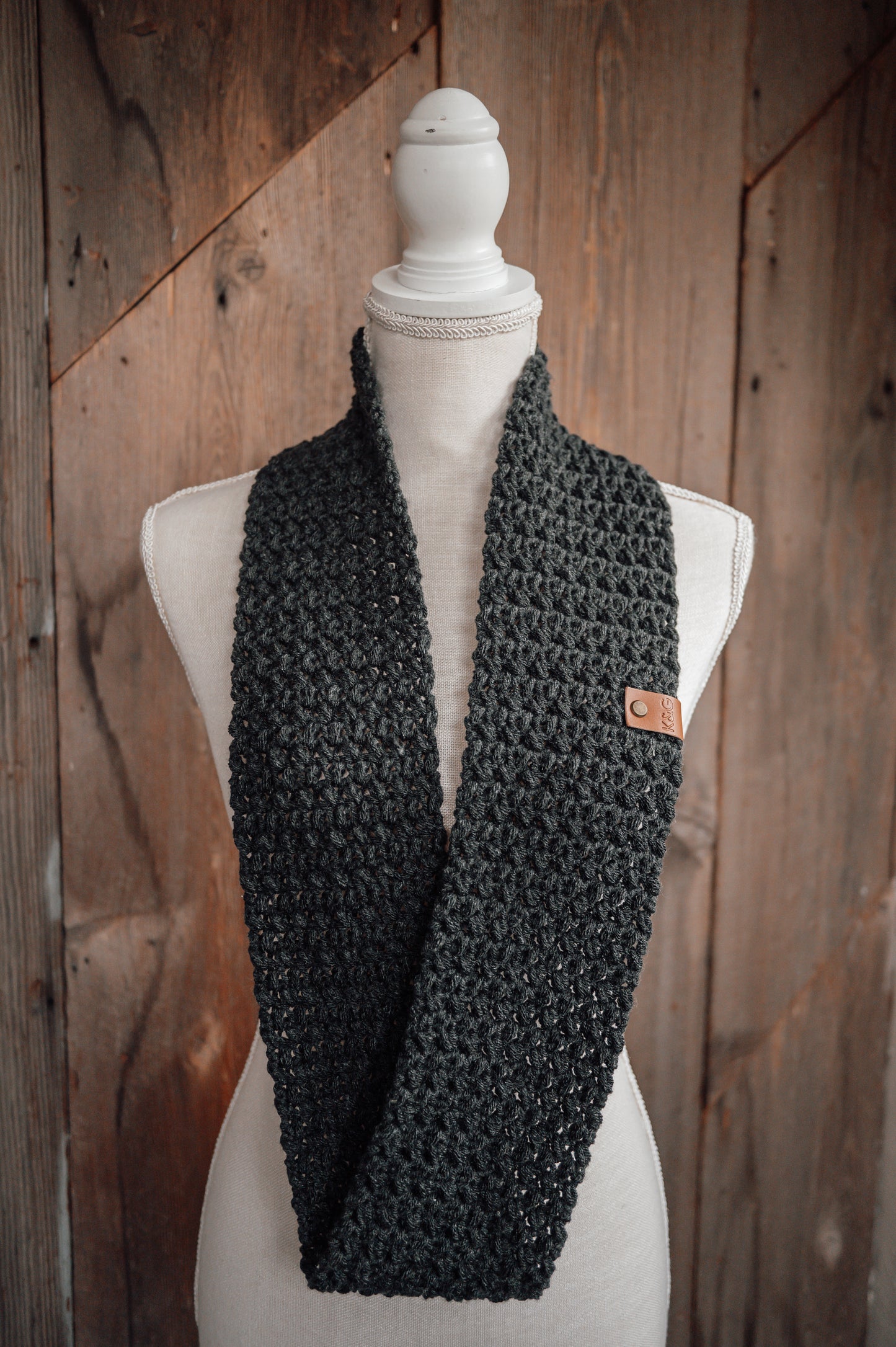 crocheted-dark-grey-scarf