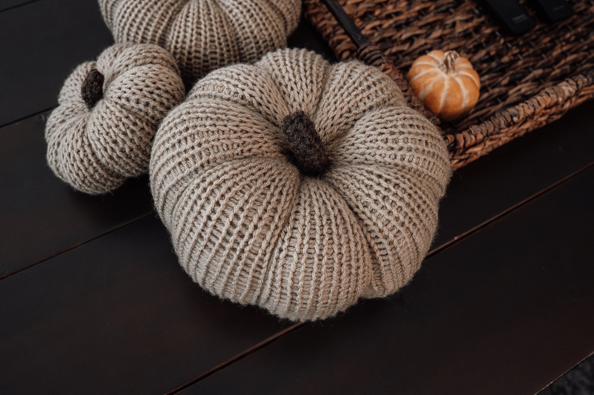 thanksgiving-decor-knit-pumpkins