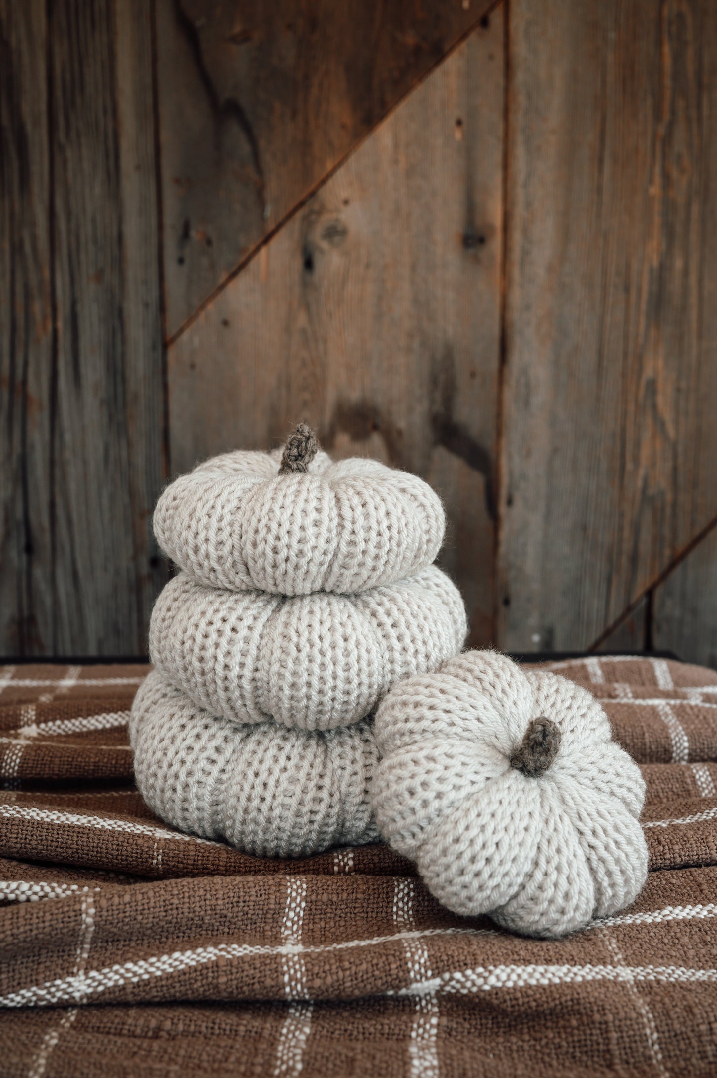 fall-decor-knit-pumpkins