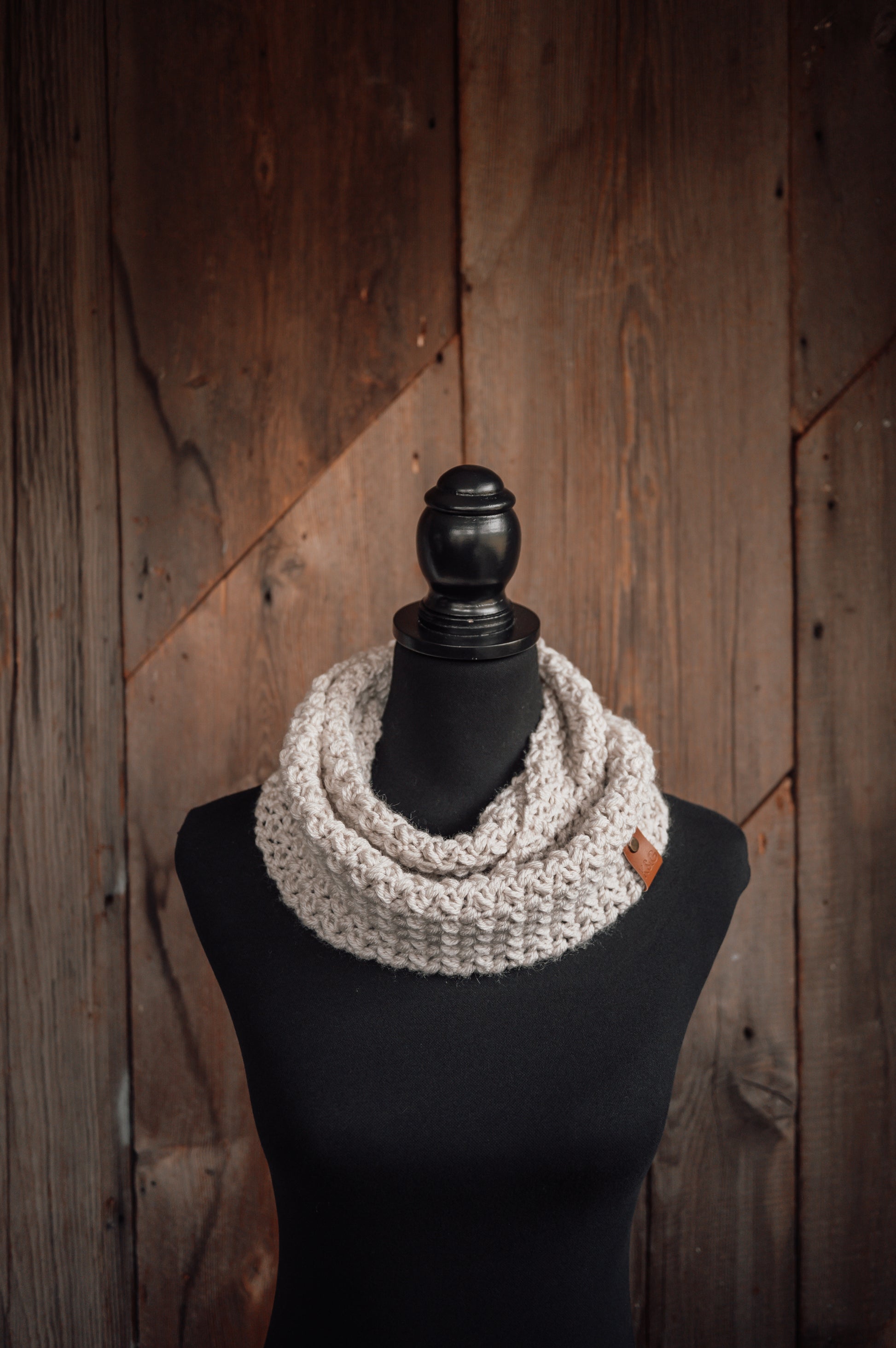 womens-neutral-infinity-cowl
